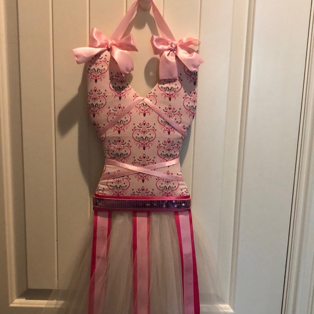 Adorable bow and jewelry holder. Hand made